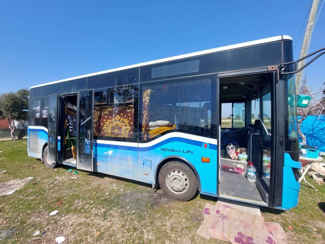 Depremde evleri ağır hasar alınca bu çözümü buldular... Görenlere tebessüm ettirdi 18